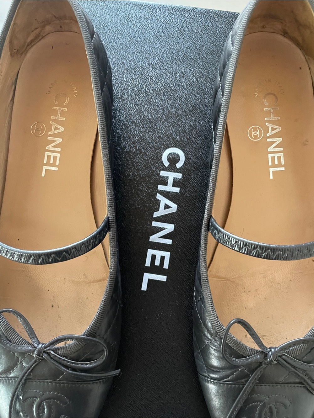 CHANEL Black Quilted Leather Ballet Flats with Bow and CC Emblem - Picture 4 of 7